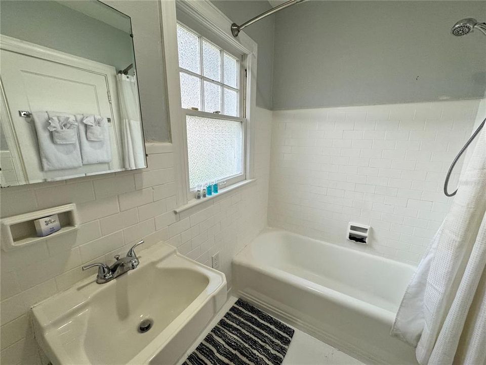 For Rent: $1,650 (1 beds, 1 baths, 892 Square Feet)