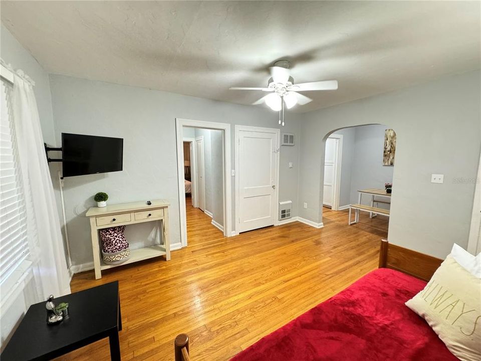 For Rent: $1,650 (1 beds, 1 baths, 892 Square Feet)