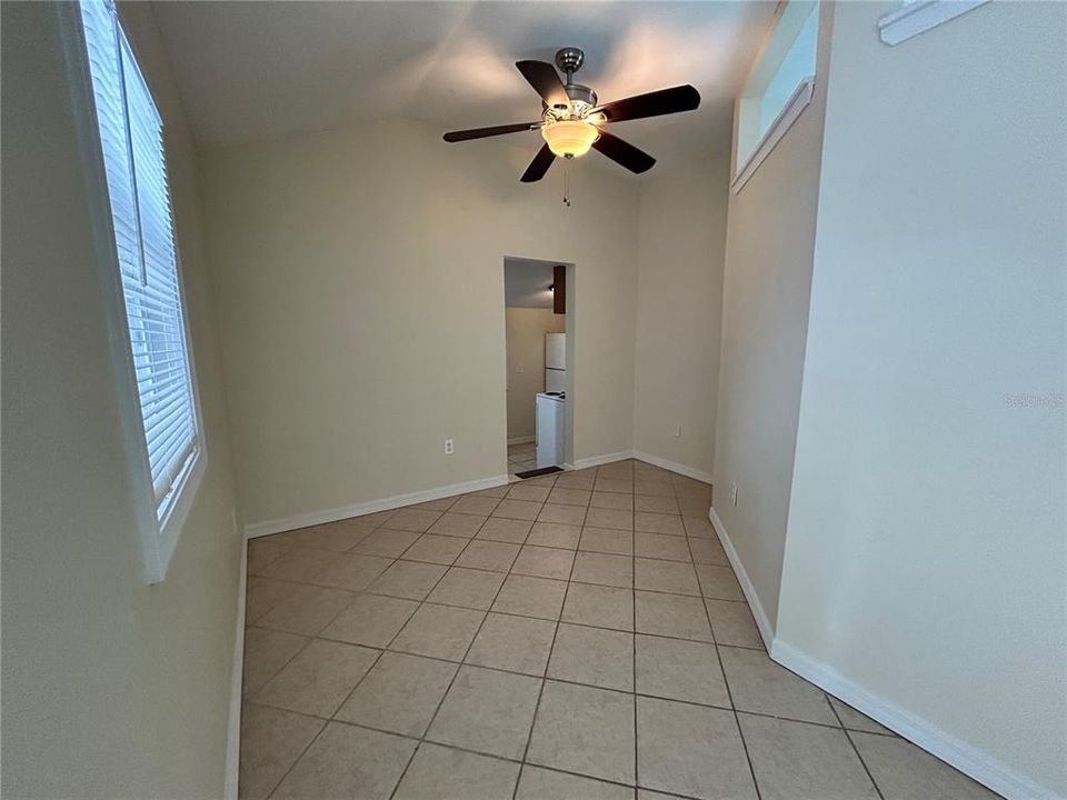 Active With Contract: $1,100 (1 beds, 1 baths, 400 Square Feet)