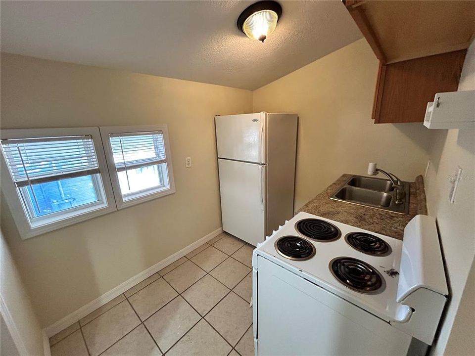Active With Contract: $1,100 (1 beds, 1 baths, 400 Square Feet)
