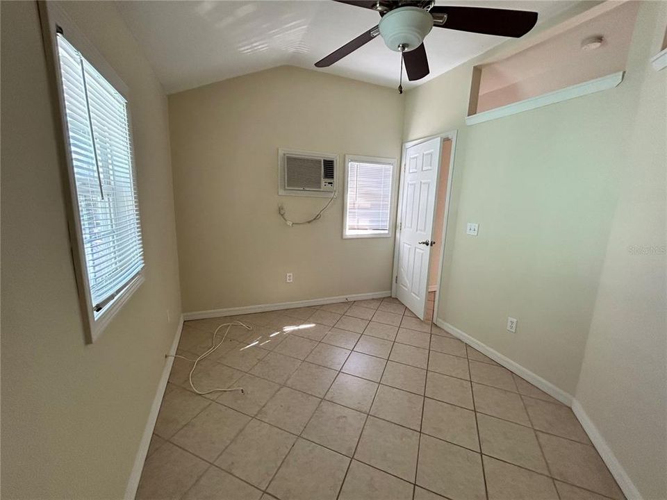 Active With Contract: $1,100 (1 beds, 1 baths, 400 Square Feet)