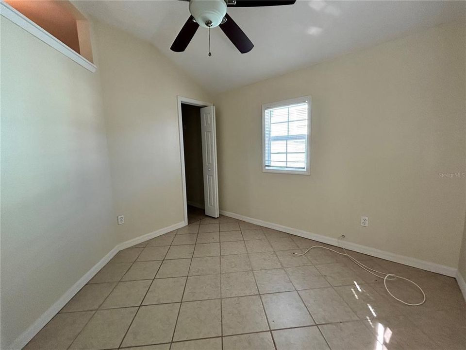 Active With Contract: $1,100 (1 beds, 1 baths, 400 Square Feet)