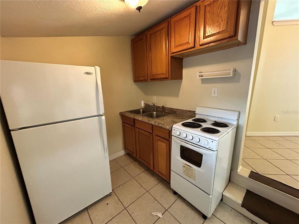 Active With Contract: $1,100 (1 beds, 1 baths, 400 Square Feet)