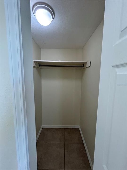 Active With Contract: $1,100 (1 beds, 1 baths, 400 Square Feet)