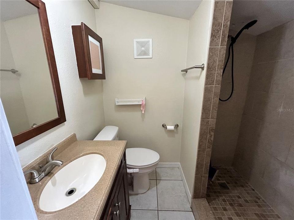 Active With Contract: $1,100 (1 beds, 1 baths, 400 Square Feet)