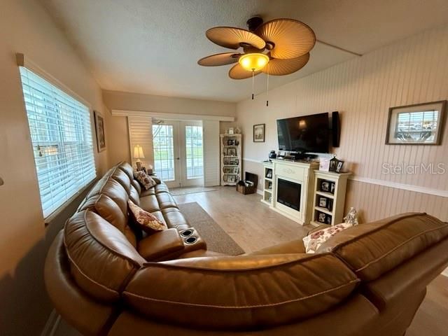 For Rent: $1,800 (2 beds, 2 baths, 1095 Square Feet)