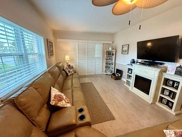 For Rent: $1,800 (2 beds, 2 baths, 1095 Square Feet)