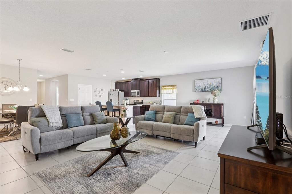 待售: $440,000 (4 贝兹, 3 浴室, 2098 平方英尺)