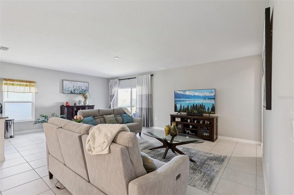 待售: $440,000 (4 贝兹, 3 浴室, 2098 平方英尺)