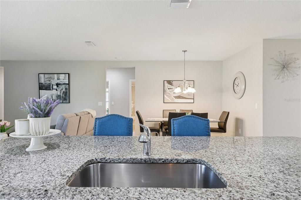 待售: $440,000 (4 贝兹, 3 浴室, 2098 平方英尺)