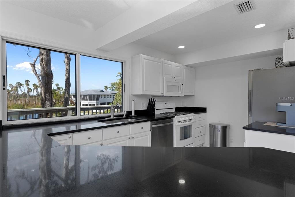 For Sale: $1,050,000 (3 beds, 2 baths, 1949 Square Feet)