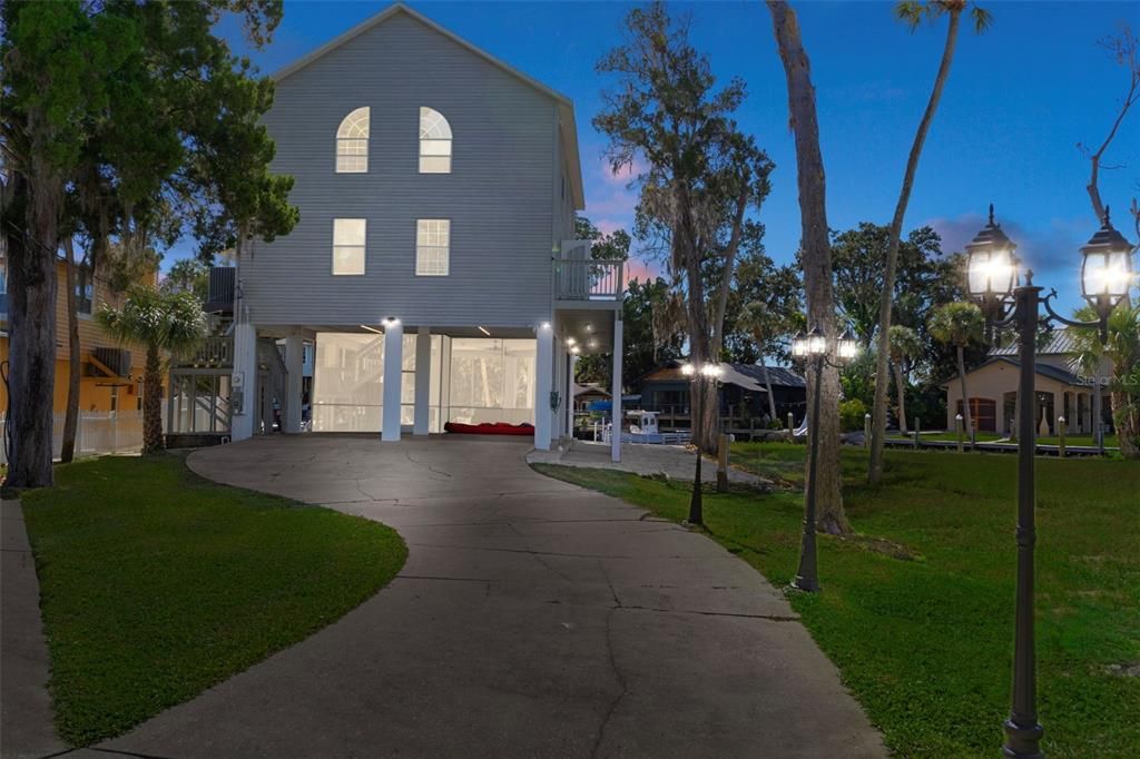 For Sale: $1,050,000 (3 beds, 2 baths, 1949 Square Feet)