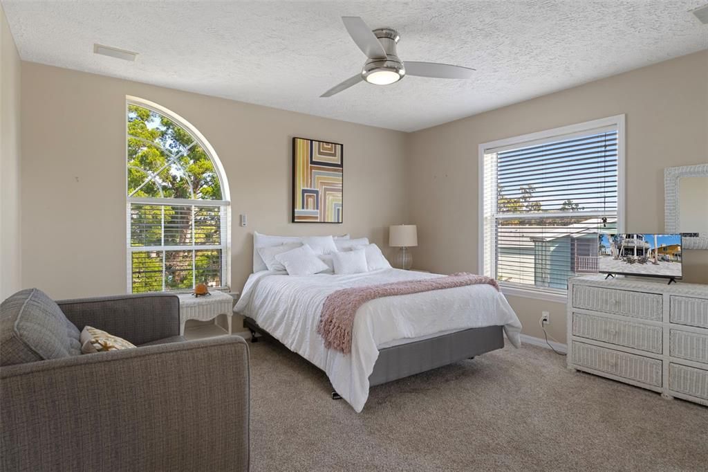 For Sale: $1,050,000 (3 beds, 2 baths, 1949 Square Feet)