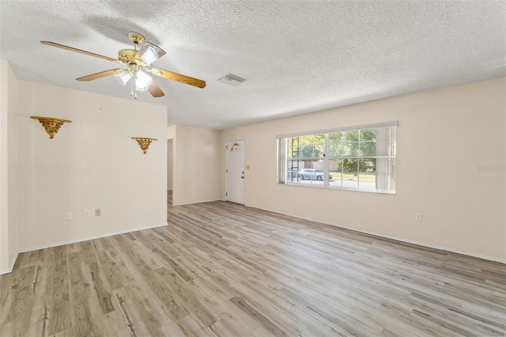 Activo con contrato: $270,000 (2 camas, 2 baños, 1345 Pies cuadrados)