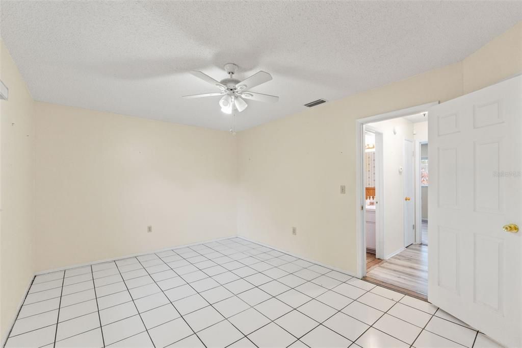 Activo con contrato: $270,000 (2 camas, 2 baños, 1345 Pies cuadrados)