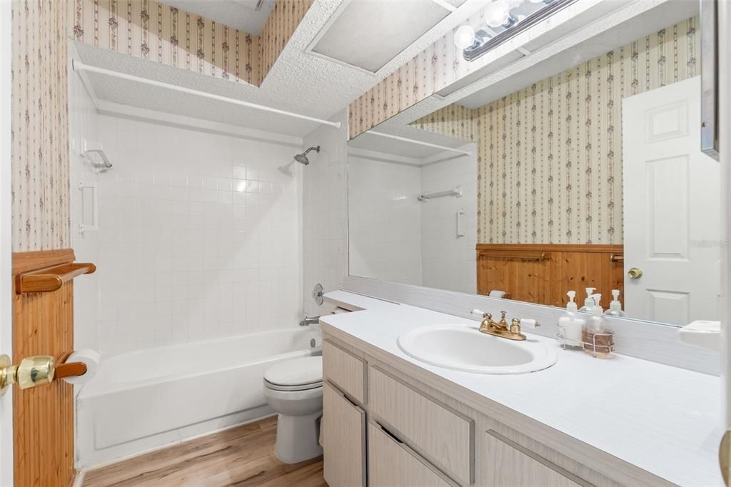 Activo con contrato: $270,000 (2 camas, 2 baños, 1345 Pies cuadrados)