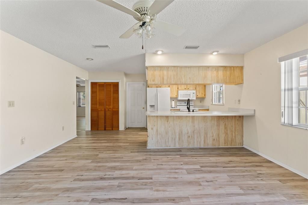 Activo con contrato: $270,000 (2 camas, 2 baños, 1345 Pies cuadrados)