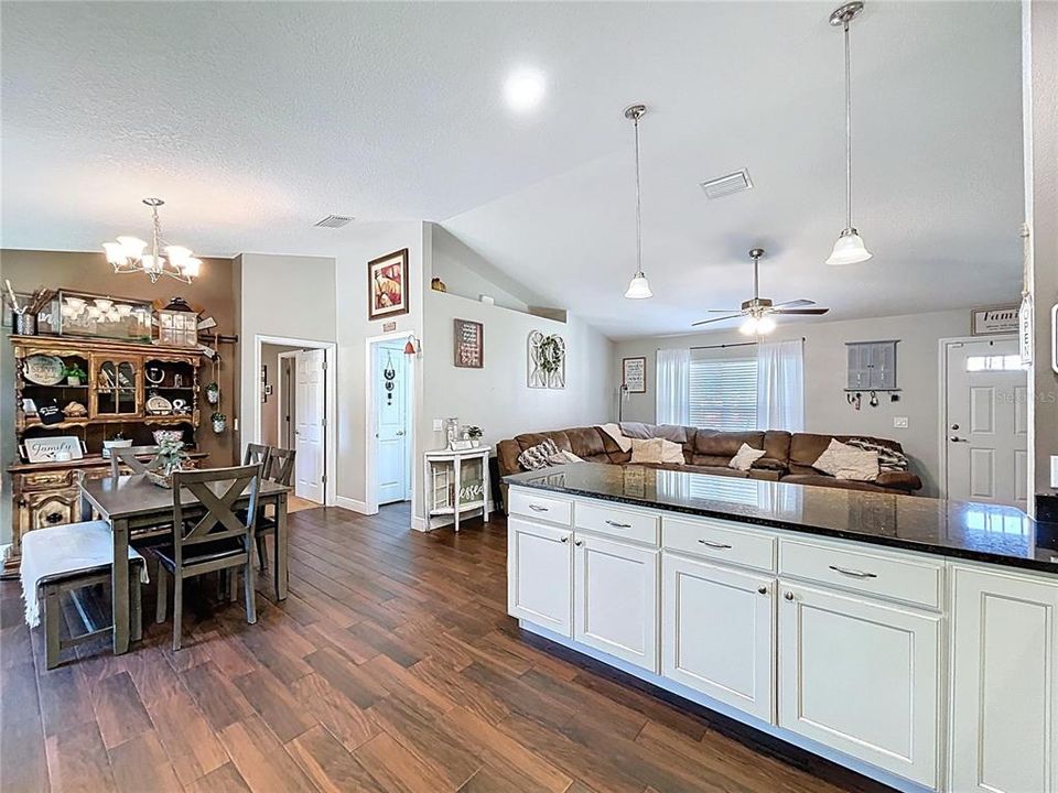 En Venta: $263,900 (3 camas, 2 baños, 1406 Pies cuadrados)