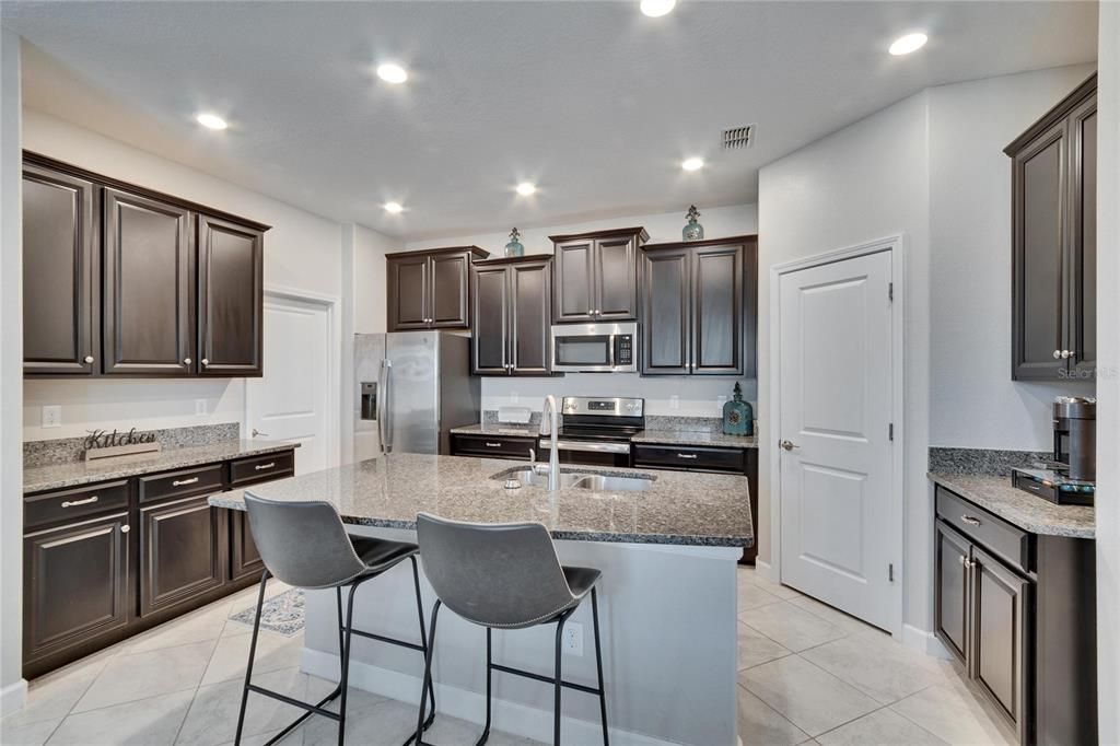 На продажу: $376,000 (4 спален, 3 ванн, 2057 Квадратных фут)