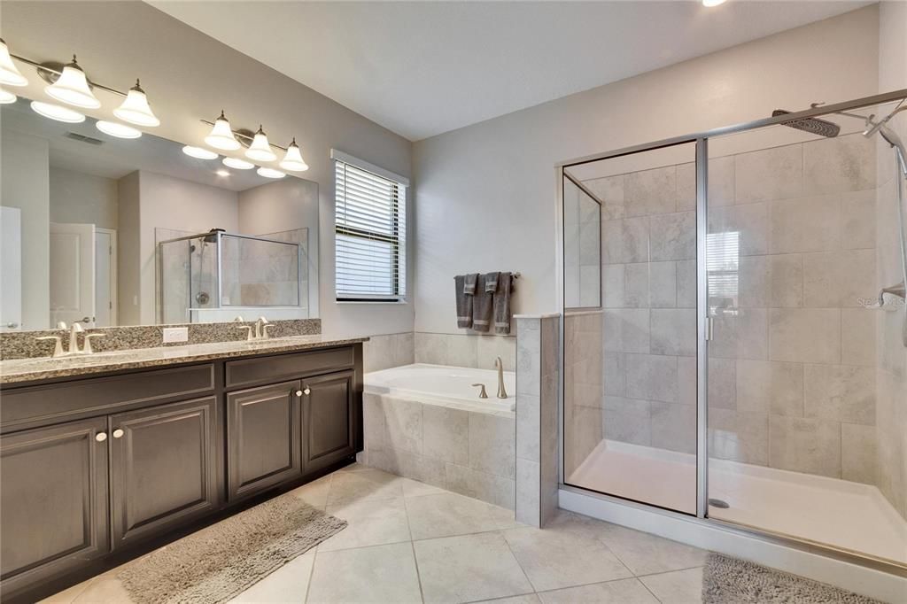 На продажу: $376,000 (4 спален, 3 ванн, 2057 Квадратных фут)