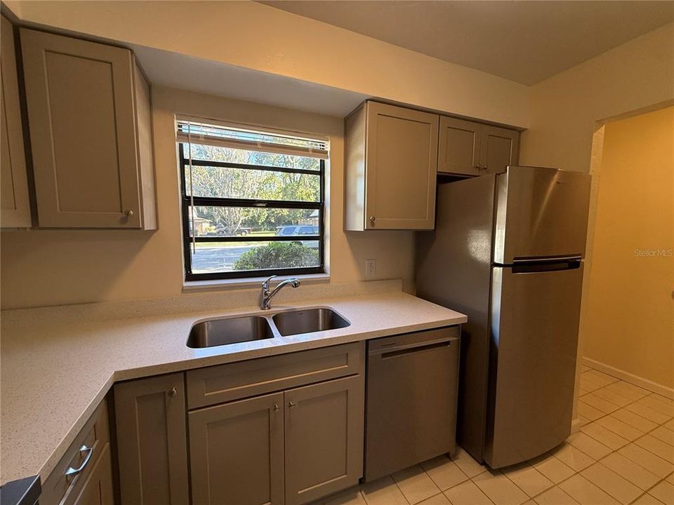 В аренду: $1,200 (2 спален, 1 ванн, 930 Квадратных фут)