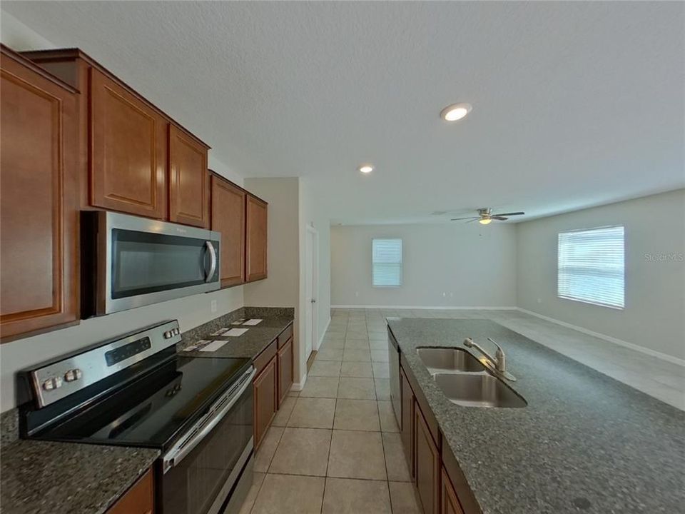 For Rent: $2,149 (4 beds, 2 baths, 1870 Square Feet)