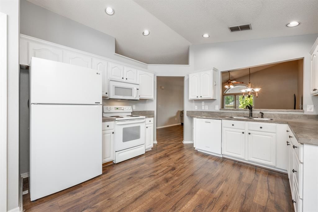 Под контрактом: $299,000 (3 спален, 2 ванн, 1400 Квадратных фут)