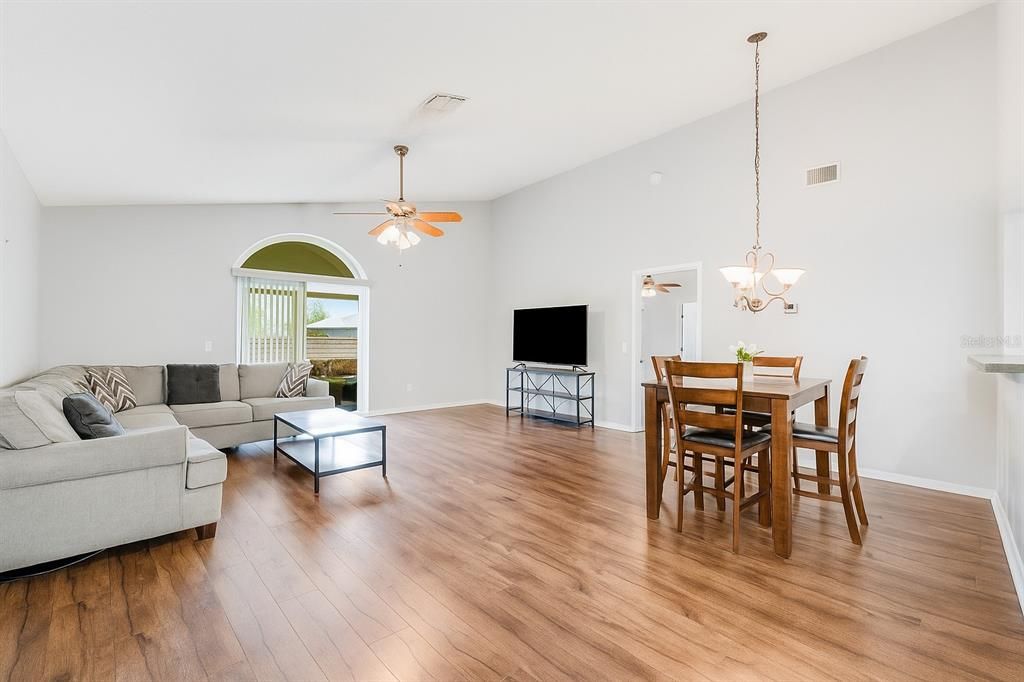 Под контрактом: $299,000 (3 спален, 2 ванн, 1400 Квадратных фут)