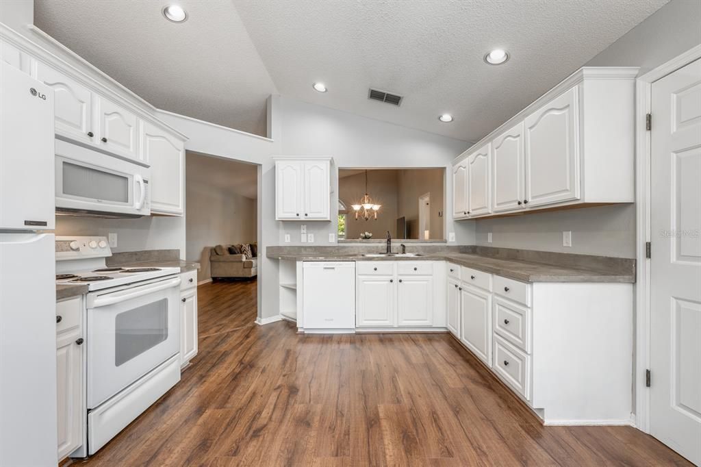 Под контрактом: $299,000 (3 спален, 2 ванн, 1400 Квадратных фут)