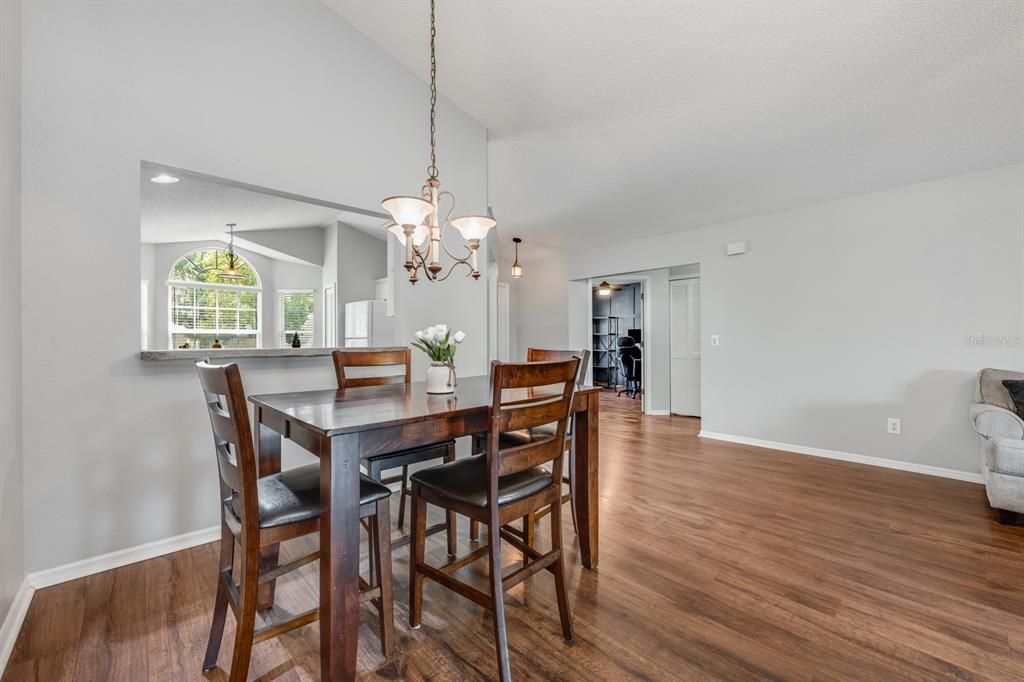 Под контрактом: $299,000 (3 спален, 2 ванн, 1400 Квадратных фут)