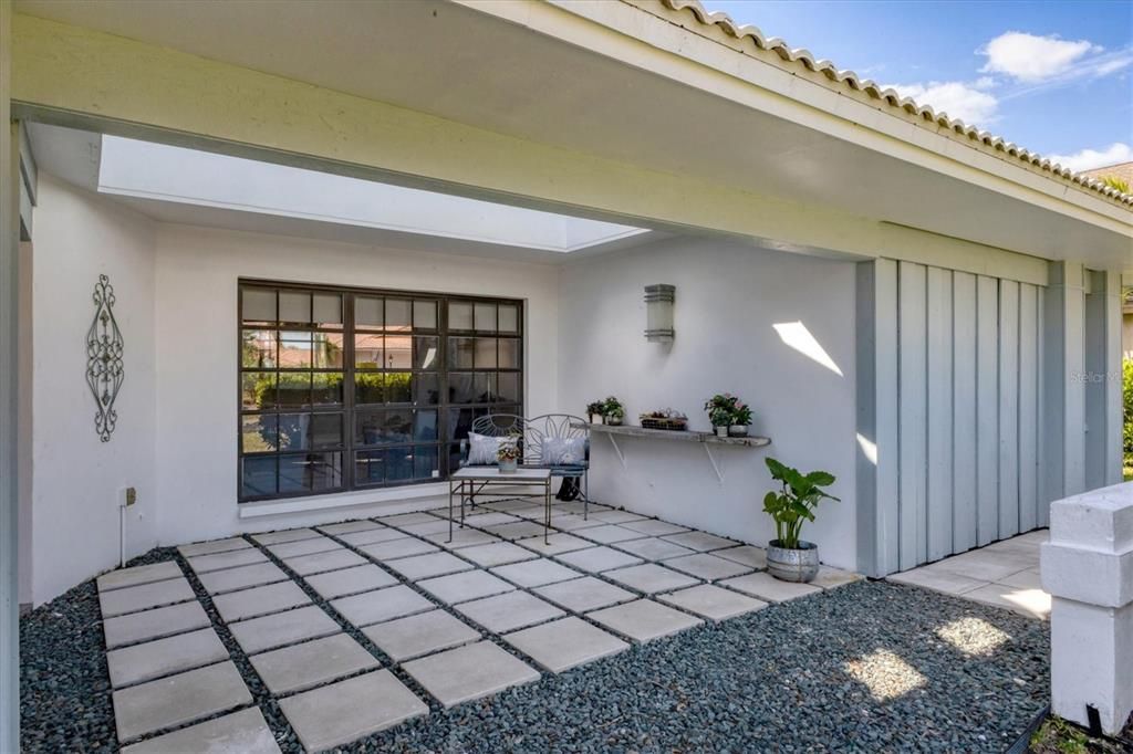 For Sale: $995,000 (3 beds, 2 baths, 1869 Square Feet)