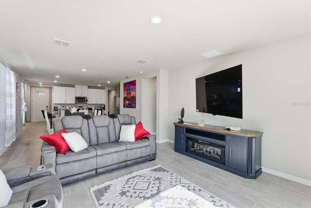 For Sale: $354,999 (4 beds, 2 baths, 1605 Square Feet)