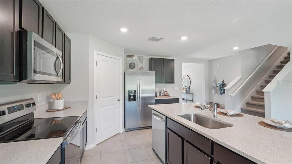 Activo con contrato: $379,990 (5 camas, 3 baños, 2605 Pies cuadrados)