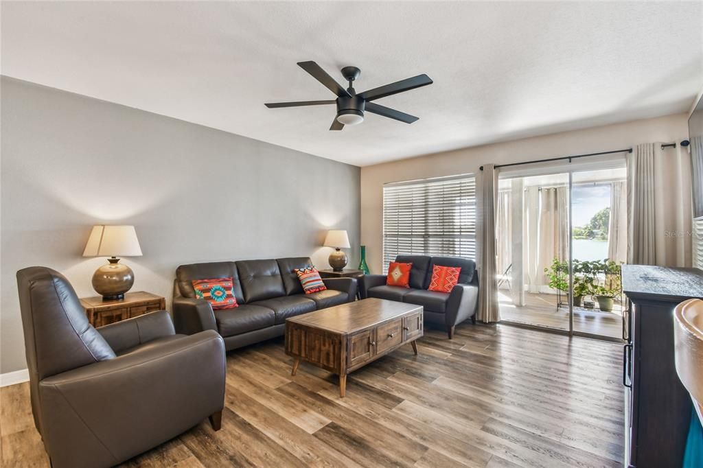 На продажу: $259,000 (2 спален, 2 ванн, 1393 Квадратных фут)