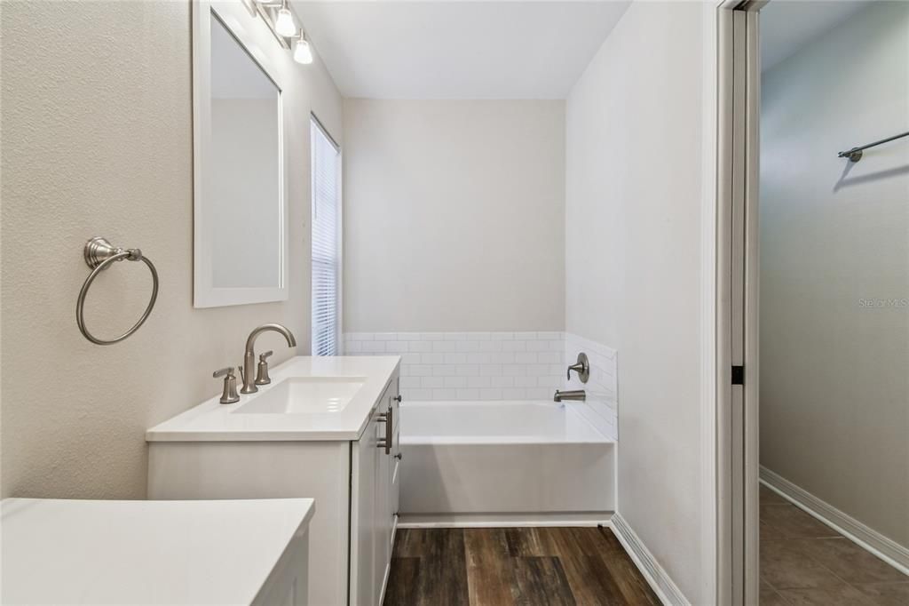 На продажу: $259,000 (2 спален, 2 ванн, 1393 Квадратных фут)