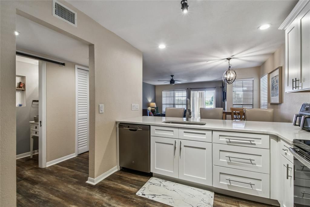 На продажу: $259,000 (2 спален, 2 ванн, 1393 Квадратных фут)