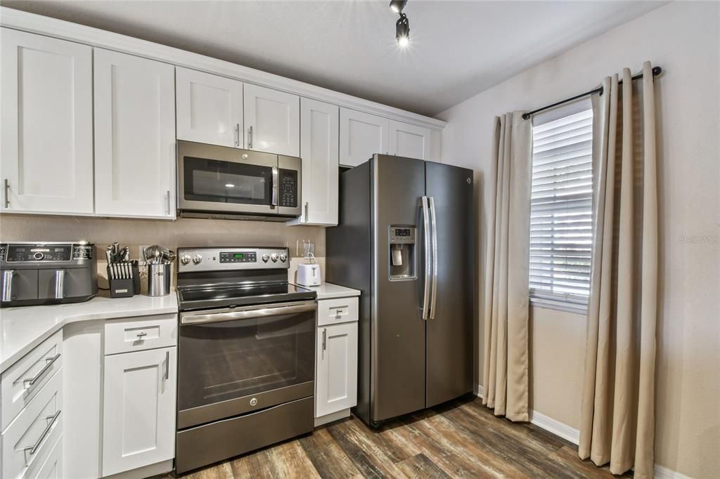 На продажу: $259,000 (2 спален, 2 ванн, 1393 Квадратных фут)