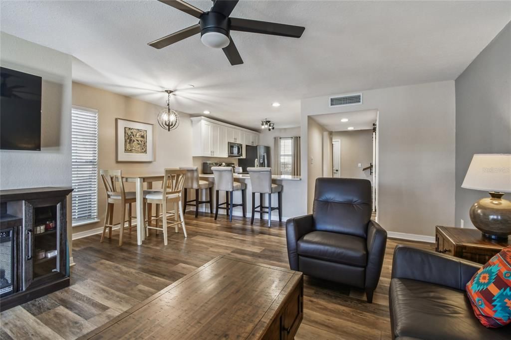 На продажу: $259,000 (2 спален, 2 ванн, 1393 Квадратных фут)