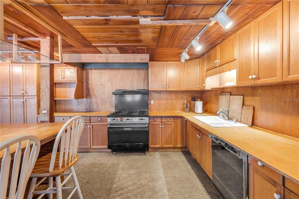 На продажу: $575,000 (4 спален, 4 ванн, 2414 Квадратных фут)