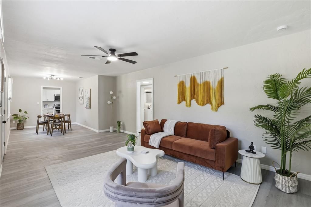 合同活跃: $249,900 (2 贝兹, 1 浴室, 1009 平方英尺)