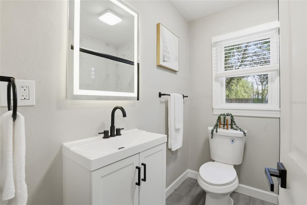 合同活跃: $249,900 (2 贝兹, 1 浴室, 1009 平方英尺)