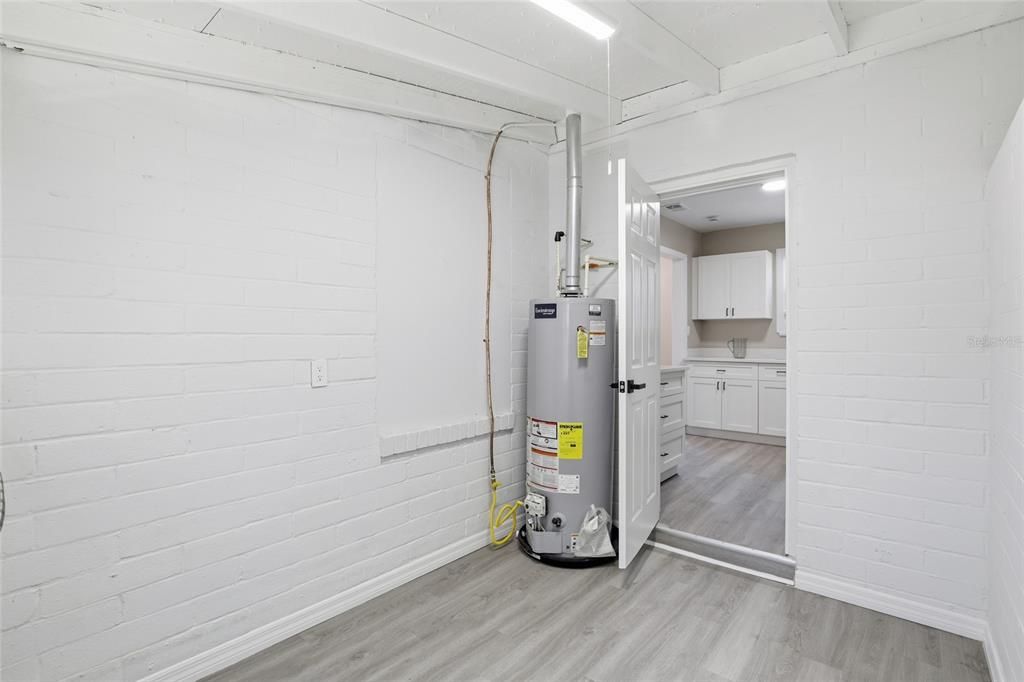 合同活跃: $249,900 (2 贝兹, 1 浴室, 1009 平方英尺)