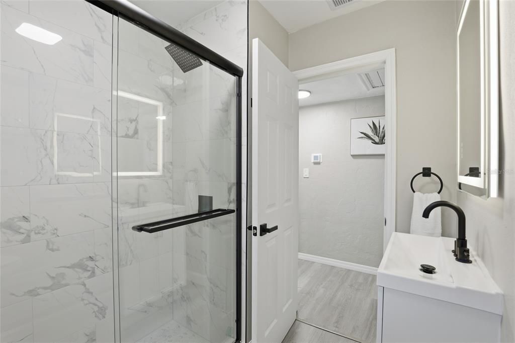 合同活跃: $249,900 (2 贝兹, 1 浴室, 1009 平方英尺)