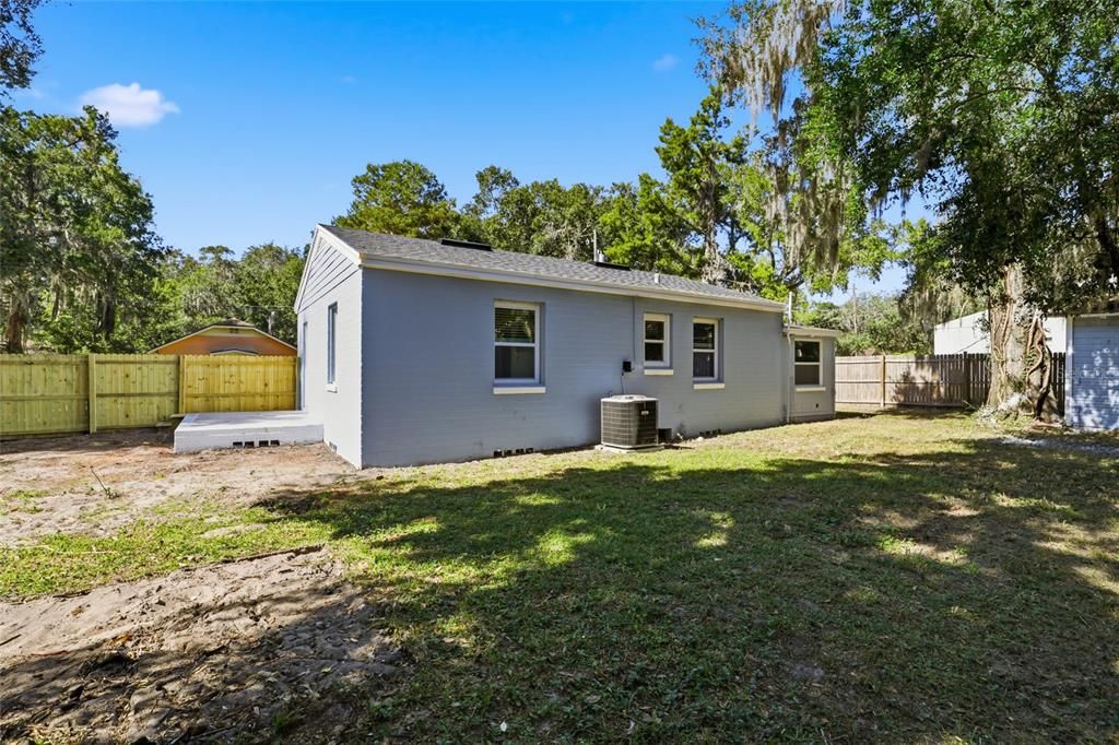 合同活跃: $249,900 (2 贝兹, 1 浴室, 1009 平方英尺)