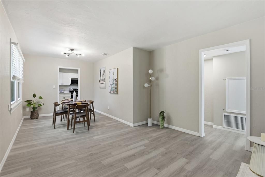 合同活跃: $249,900 (2 贝兹, 1 浴室, 1009 平方英尺)