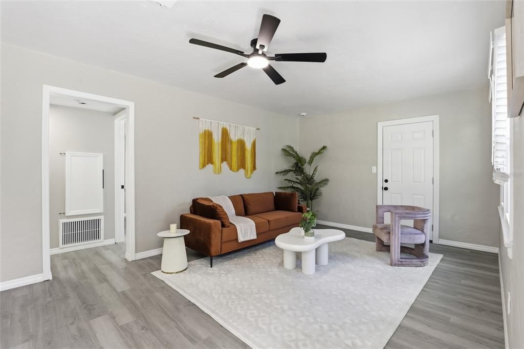 合同活跃: $249,900 (2 贝兹, 1 浴室, 1009 平方英尺)