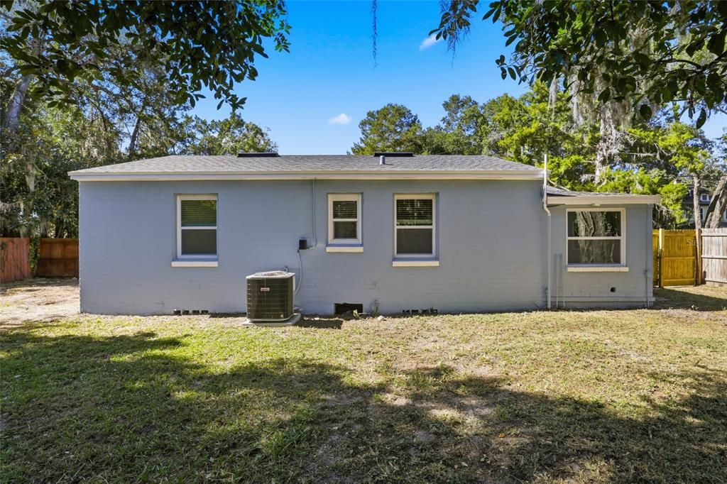 合同活跃: $249,900 (2 贝兹, 1 浴室, 1009 平方英尺)