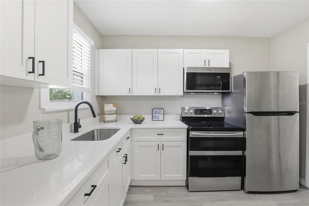 合同活跃: $249,900 (2 贝兹, 1 浴室, 1009 平方英尺)