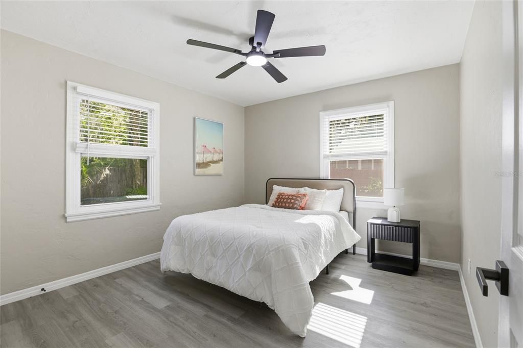 合同活跃: $249,900 (2 贝兹, 1 浴室, 1009 平方英尺)