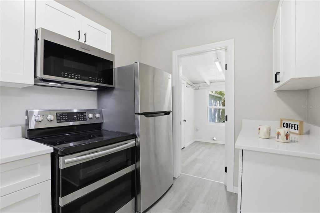 合同活跃: $249,900 (2 贝兹, 1 浴室, 1009 平方英尺)